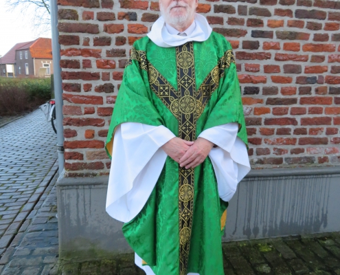 Gildepriester met kazuifel