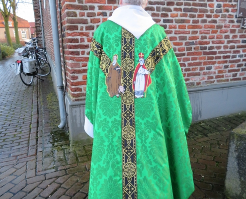 Gildepriester met kazuifel achterzijde
