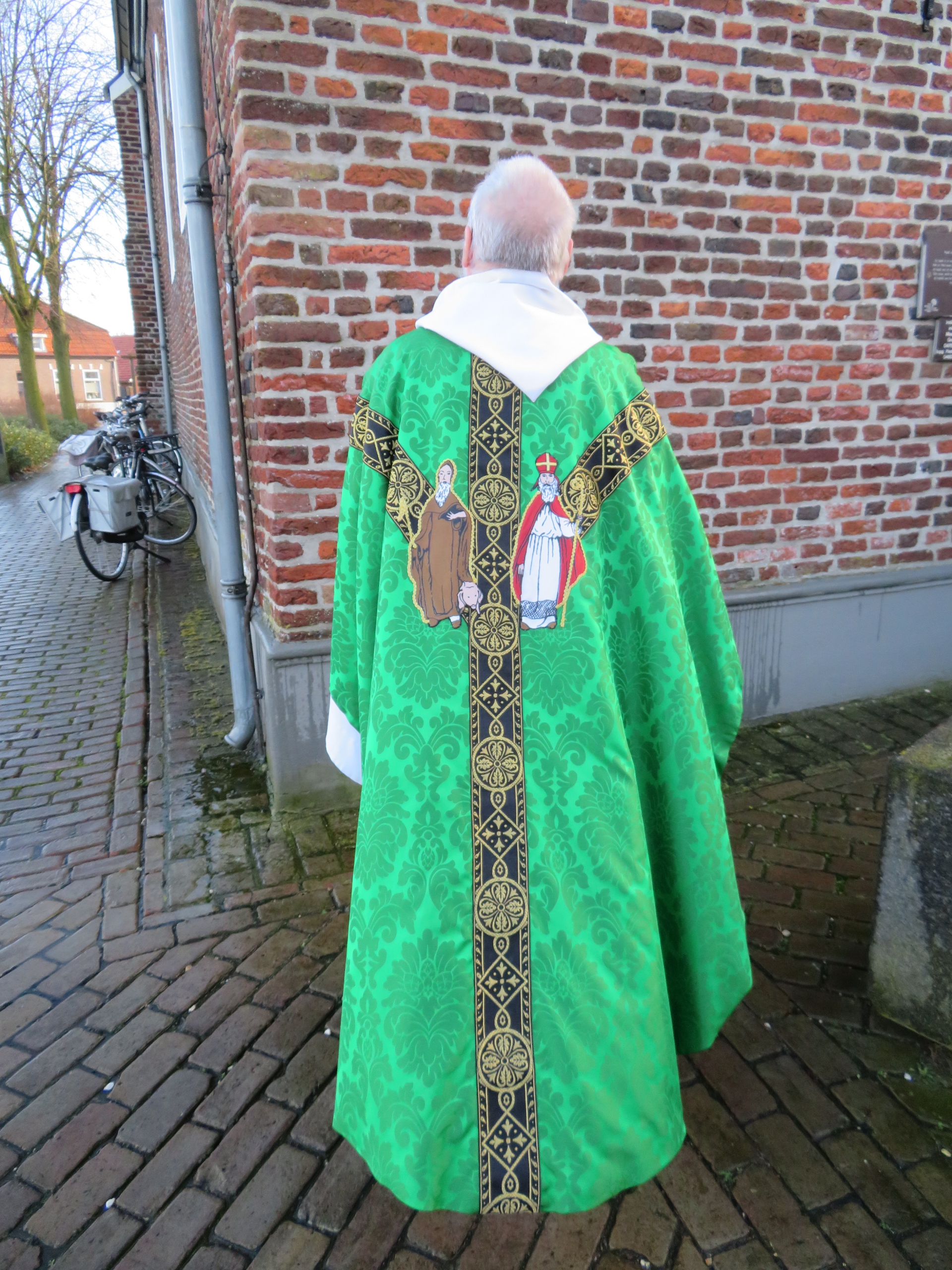 Gildepriester met kazuifel achterzijde